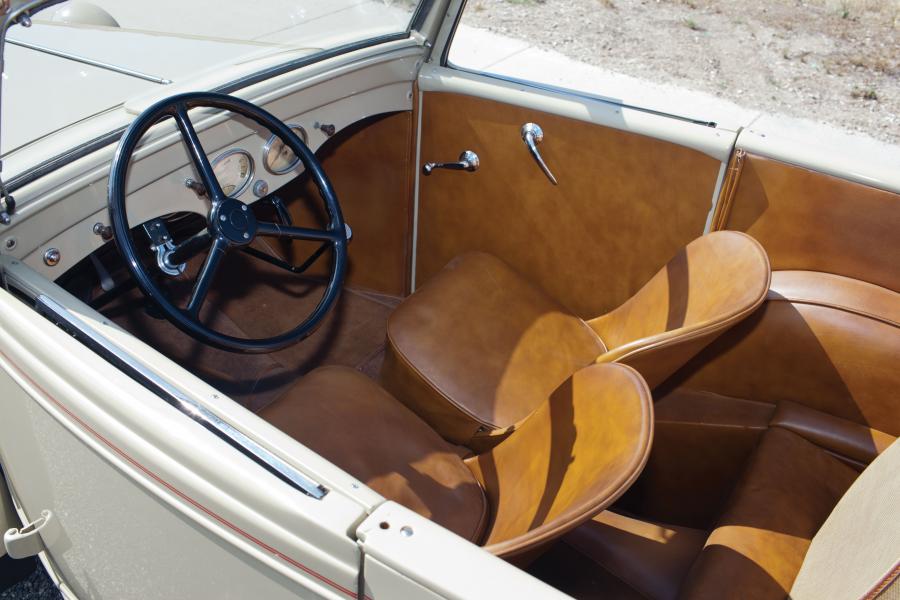 Интерьер American Bantam Convertible Coupe 1941 года  (фото 2 из 24)